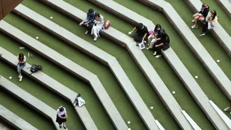 POV-Zum-öffentlichen-Treppenpark,-Während-Sich-Viele-Menschen-An-Sommertagen-Entspannen