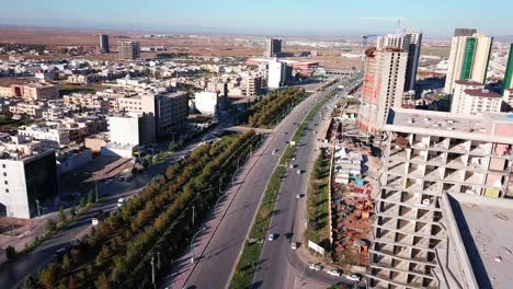 Toma-Aérea-De-Erbil-Que-Muestra-Una-Calle-De-100-M-Y-Un-Nuevo-Edificio-En-Construcción