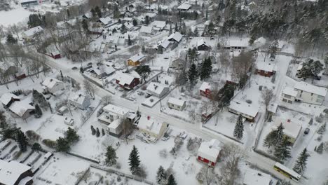 Nach-Unten-Gerichteter-Luftflug-über-Das-Wohngebiet-Pitkämäki-Im-Winter-Nach-Schneefall,-Wenn-Alles-Mit-Schnee-Bedeckt-Ist