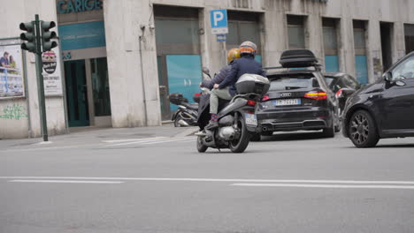 Motocicletas-Y-Vehículos-Que-Circulan-Por-La-Concurrida-Calle-Del-Puerto-De-La-Ciudad-De-Génova-En-Italia
