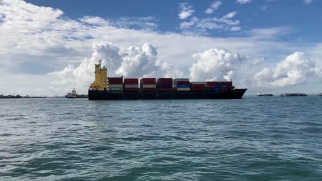 Ein-Containerschiff-Im-Wasser-Rund-Um-Singapur-Wartet-Darauf,-In-Den-Hafen-Einzulaufen