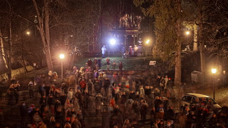 Lettische-Bürger-Versammelten-Sich-Nachts,-Um-Den-Tag-Der-Ausrufung-Der-Republik-Zu-Feiern