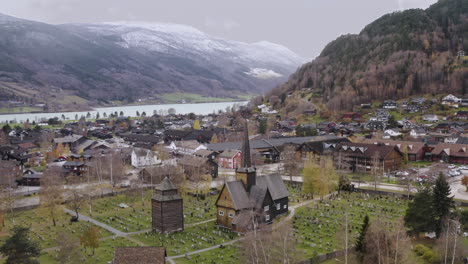 Panoramablick-Auf-Die-Norwegische-Landschaft-Mit-Der-Vaga-Kirche-In-Vagamo,-Norwegen---Drohnenaufnahme-Aus-Der-Luft
