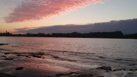 Bezaubernde-Wolkenlandschaft-Am-Fluss-Schelde-Bei-Sonnenuntergang