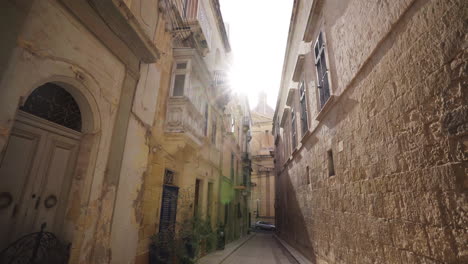 Bummeln-Sie-Durch-Die-Alten,-Engen-Gassen-Der-Heiligen-Kirche-Von-Valletta,-Malta
