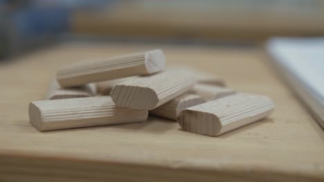 Dominosteine-Gestapelt,-Bereit-Für-Die-Holzbearbeitung