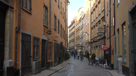 Malerische-Alte-Straßen-Von-Gamla-Stan-In-Stockholm,-Schweden-–-Mittlere-Aufnahme
