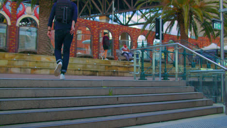 Joven-Subiendo-Escaleras-En-Sydney,-Nsw,-Australia