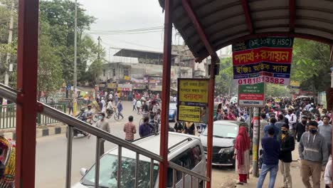 Blick-Vom-Treppenhaus-In-Dhaka-Auf-Geschäftige-Menschenmengen,-Die-Auf-Die-Straße-Hinausgehen