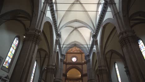 Turistas-Dentro-De-La-Catedral-De-Florencia-En-El-Duomo-De-Florencia,-Italia,-12-De-Enero-De-2022