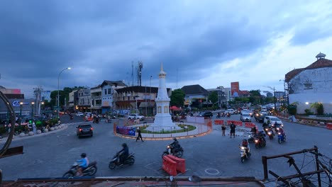 Lapso-De-Tiempo,-Tráfico-Pesado-En-El-área-Emblemática-Del-Edificio-Histórico-Tugu-Yogyakarta-A-última-Hora-De-La-Tarde