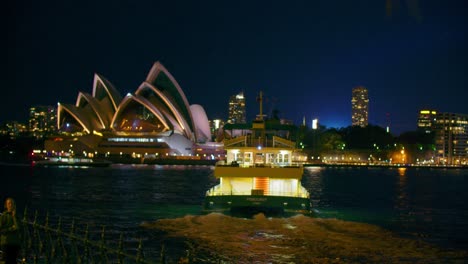 Ferry-Navegando-En-Port-Jackson-Cerca-De-La-ópera-De-Sydney-Durante-La-Noche-En-Sydney,-Australia