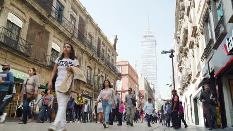 Menschenmassen-Laufen-Durch-Die-Beliebte-Touristenstraße-In-Der-Innenstadt-Von-Mexiko-Stadt