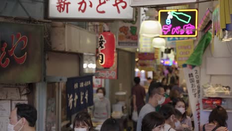 Concurrido-Mercado-De-La-Ciudad-De-Tsuruhashi-Corea-En-Osaka-Japón,-Compras-En-Calle-Estrecha