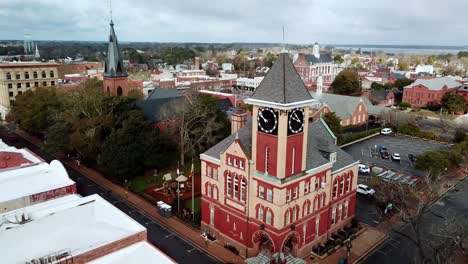 aerial-tight-pullout-over-city-hall-in-new-bern-nc,-north-carolina