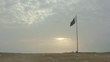 Nationalflagge-Pakistans,-Die-Bei-Sonnenaufgang-In-Gwadar-Belutschistan-Weht