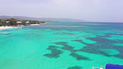 Boot-Vor-Anker-Im-Türkisfarbenen-Meerwasser-Am-Strand-Von-Playa-Ensenada,-Dominikanische-Republik