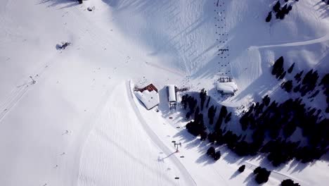 Luftaufnahme-Einer-Skipiste-In-Einem-Skigebiet-In-Den-Tiroler-Alpen-In-Österreich