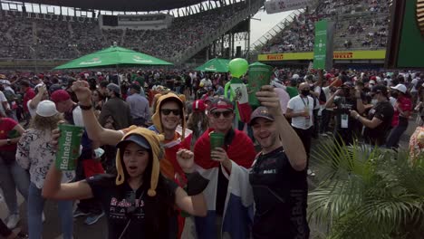 Niederländische-Fans-Unterstützen-Ihr-Idol-Max-Verstappen,-Tragen-Fahnen-Und-Jubeln-Beim-Formel-1-GP-Grand-Prix-Auf-Der-Rennstrecke-Von-Mexiko-Stadt