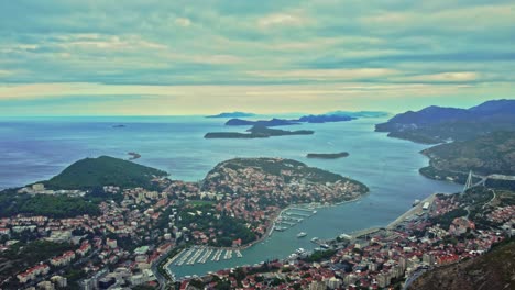 Toma-De-Paisaje-De-La-Ciudad-Y-El-Puerto-De-Dubrovnik-Con-Las-Islas-Elaphiti,-Croacia