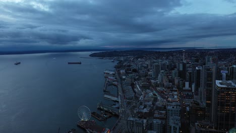 Seattle's-waterfront-on-dark-and-gloomy-morning