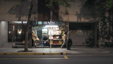 Ein-Gemüsehändler-Mit-Seinem-Laden-Voller-Frischem-Obst-Und-Gemüse-Wartet-Darauf,-Dass-Seine-Kunden-Ihn-In-Palermo,-Buenos-Aires,-Argentinien,-Besuchen