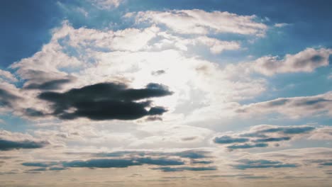 Standbild-Von-Weißen-Und-Schwarzen-Wolken,-Die-Sich-Am-Blauen-Himmel-Bewegen,-Luftaufnahme