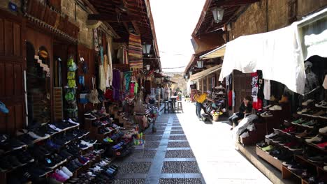 Libanon-Straßenmarktverkäufer-In-Einer-Gasse,-Die-Souvenirs-An-Touristen-Verkaufen