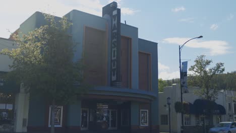 Exterior-facade-of-the-Vintage-Varsity-movie-Theatre-building,-Ashland-Oregon