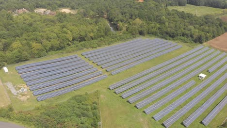 Sonnenkollektoren-Array-Feldreihen,-Saubere-Grüne-Energie,-Luftdrohnenverfolgung,-Neigung