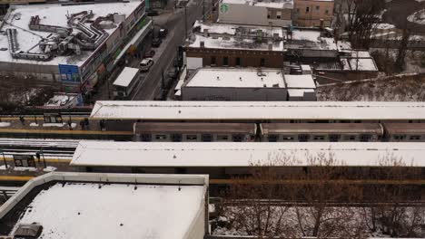 Eine-Profilansicht-Eine-U-Bahn,-Die-An-Einem-Verschneiten-Tag-Den-Bahnhof-Verlässt