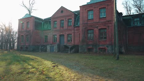 Altes-Rotes-Backsteinhaus,-Katvari-Manor-In-Lettland