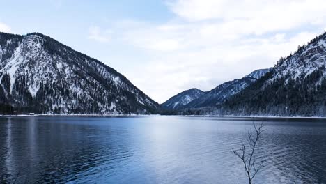 Wunderschöne-Landschaft-Mit-Ruhigem-See-Und-Schneebedeckten-Bergen-Im-Winter