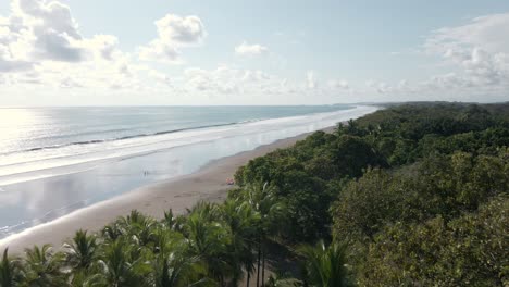 Impresionante,-Playa-Tropical-Playa-Linda-Situada-En-La-Hermosa-Costa-Del-Pacífico-Central-De-Costa-Rica-Tiro-Aéreo-De-Gran-Angular-Sobrevuelo