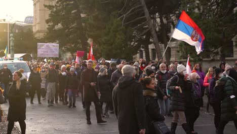 Menschen-Schwenken-Fahnen-Und-Marschieren-Bei-Anti-Vax-Protesten-In-Wien,-Österreich