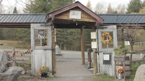 Rustikaler-Gehwegeingang-Mit-Weißen-Türen-Und-Blumenkränzen-Auf-Der-Bean-Town-Ranch-In-Ottawa