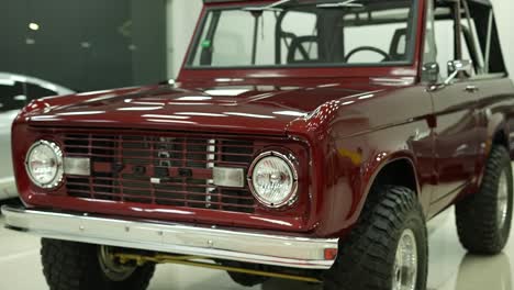 Coche-Clásico-Ford-Bronco-Vintage-Vintage-Rojo,-Vehículo-De-Recogida-Antiguo