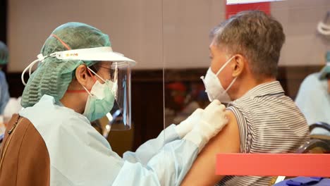 Enfermera-Que-Administra-La-Vacuna-Contra-El-Covid-19-Al-Paciente