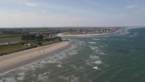 Drohnenaufnahme-Eines-Sonnigen-Strandes-Und-Einer-Kleinen-Küstenstadt-In-Irland