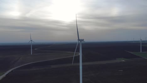Luftaufnahme-Einer-Windkraftanlage-Zur-Erzeugung-Erneuerbarer-Energien-Im-Morgengrauen