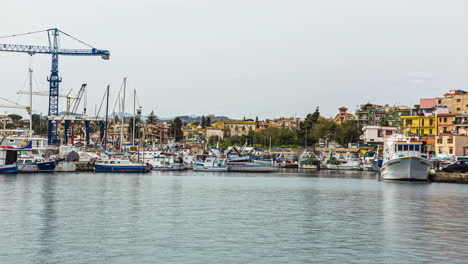 Vista-De-Los-Barcos-Atracados-En-El-Puerto-De-Bagnera-En-La-Localidad-De-Porticello-Cerca-De-Palermo-En-Sicilia,-Italia-Durante-El-Día-En-Timelapse