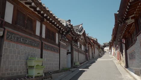 POV-Beim-Spaziergang-Die-Straße-Bukchon-Ro-11-Gil-Im-Hanok-Dorf-Bukchon-In-Seoul,-Südkorea