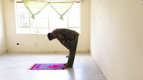 Un-Oficial-De-Policía-Musulmán-De-Kenia-Rezando