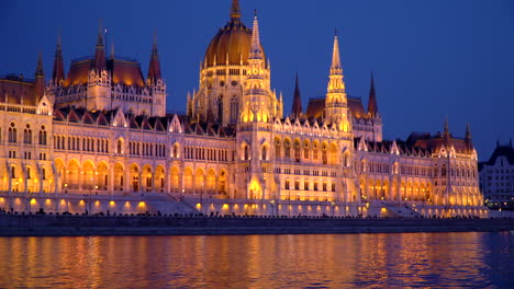 Budapester-Parlament-Und-Die-Donau-Bei-Nacht