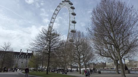 Das-London-Eye-Wurde-Am-12.-April-2022-Durch-Frühlingsbäume-Aus-Den-Jubilee-Gardens-In-London-Gesehen