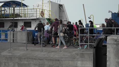 Personas-Con-Bicicletas-A-Bordo-Del-Ferry-Desde-Klaipeda-A-Smiltyne