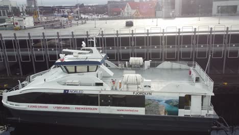 Das-Hochgeschwindigkeits-Passagierboot-„Fjordlyn“-Der-Firma-Norled-Liegt-Am-Dock-In-Stavanger,-Norwegen-–-Boot,-Das-Für-Besichtigungen-Und-Kreuzfahrten-Zum-Pulpit-Rock-Lysefjord-Genutzt-Wird