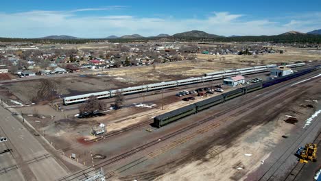 Alta-Antena-Sobre-El-Ferrocarril-Del-Gran-Cañón-En-Williams-Arizona