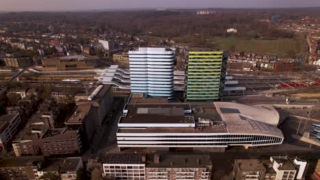 Farbenfrohe-Architektonische-Details-In-Hochhäusern-Im-Niederländischen-Stadtbild-Für-öffentliche-Verkehrsmittel-Und-Infrastruktur