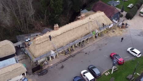 Thatchers-replacing-a-roof-zoom-in